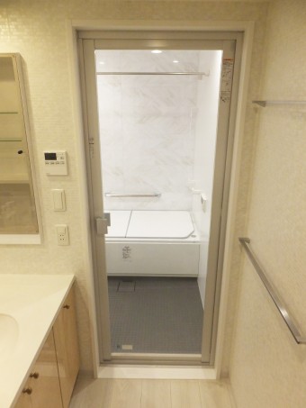 広々とした浴槽と壁のアクセントで、癒しの空間に 広々とした浴槽と壁のアクセントで、癒しの空間に